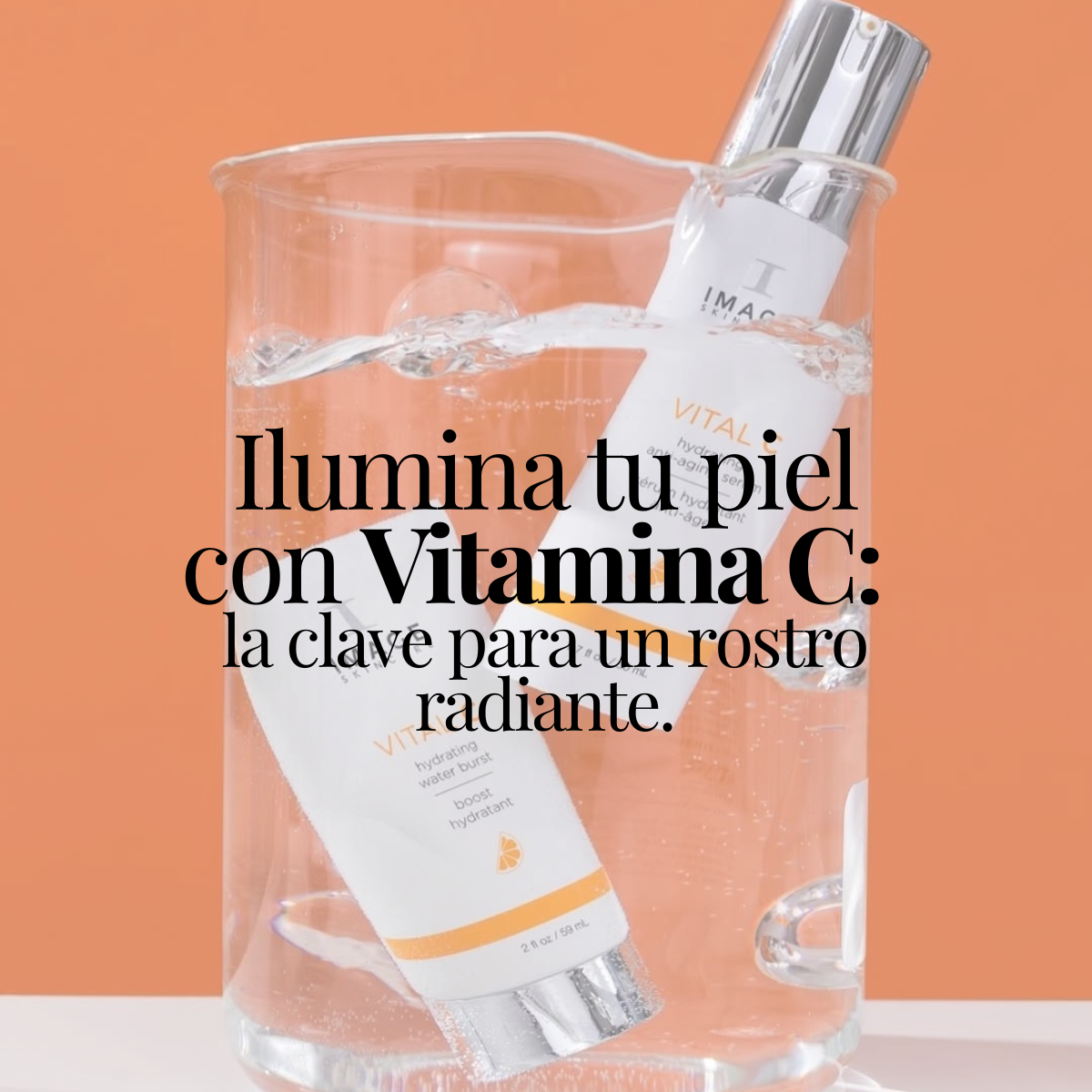 Mujer aplicando suero facial con vitamina C para hidratar y dar luminosidad a la piel