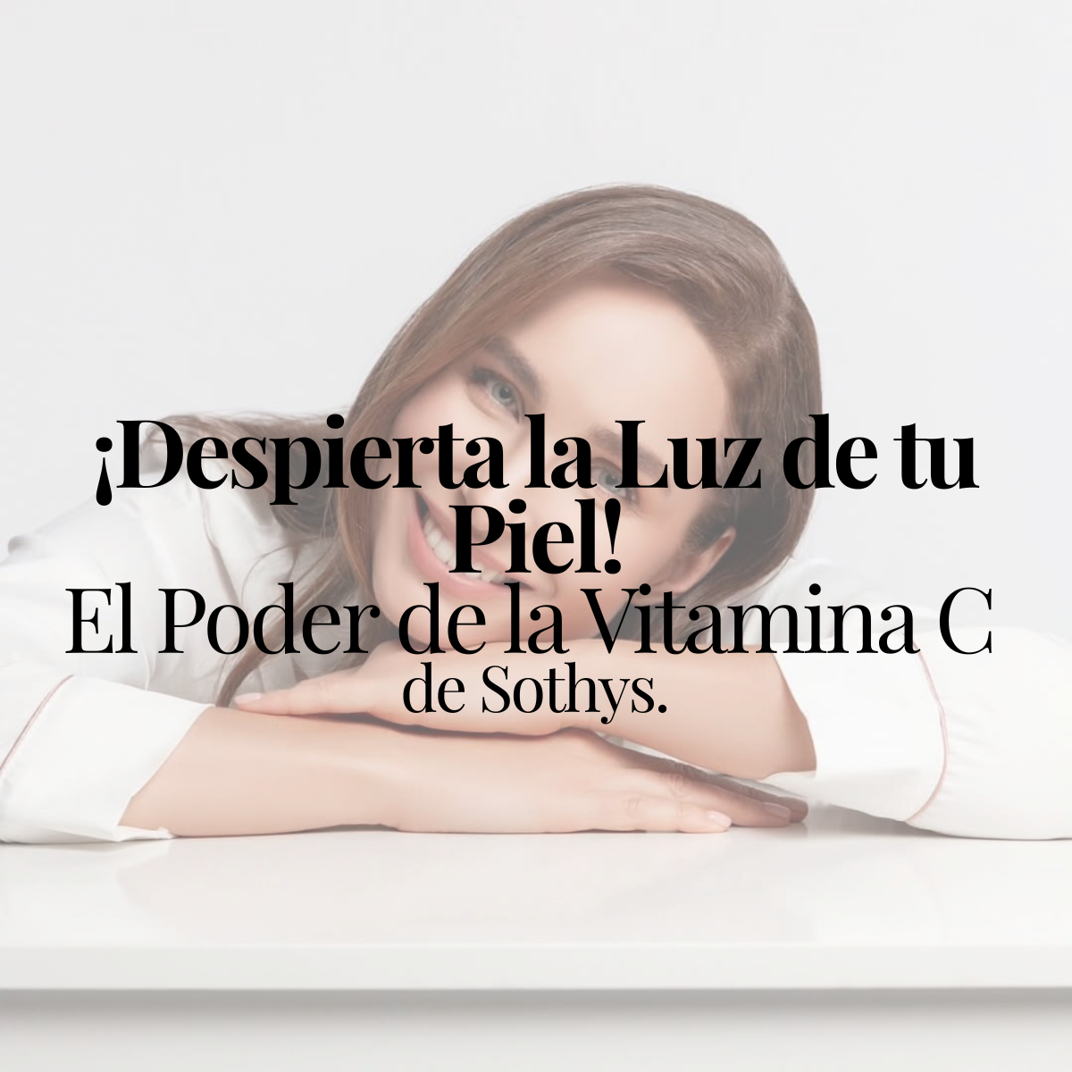Mujer aplicando tratamiento facial con Vitamina C de Sothys para iluminar la piel y mejorar la firmeza.